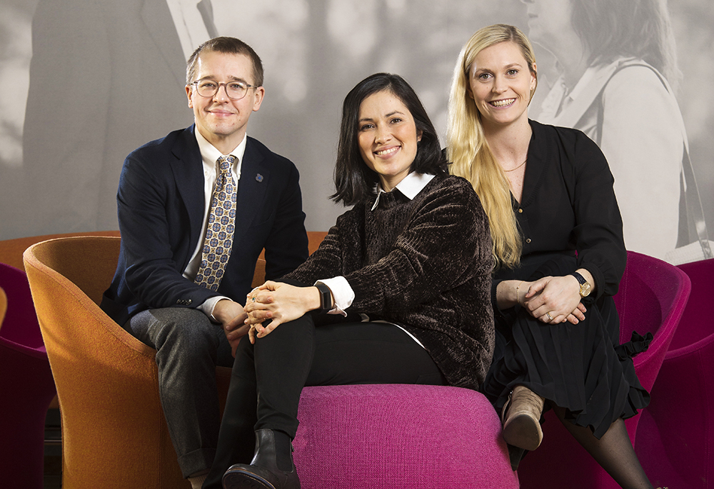 Niklas Laninge, ansvarig för Beteendestrategi inom affärsområdet Organisationsnära psykologi, Katia Sanchez, psykolog inom affärsområdet Hälso- och sjukvård och Emilia Hellberg, teamsamordnare inom affärs-område Hållbart arbetsliv hos PBM. Foto: Johan Marklund